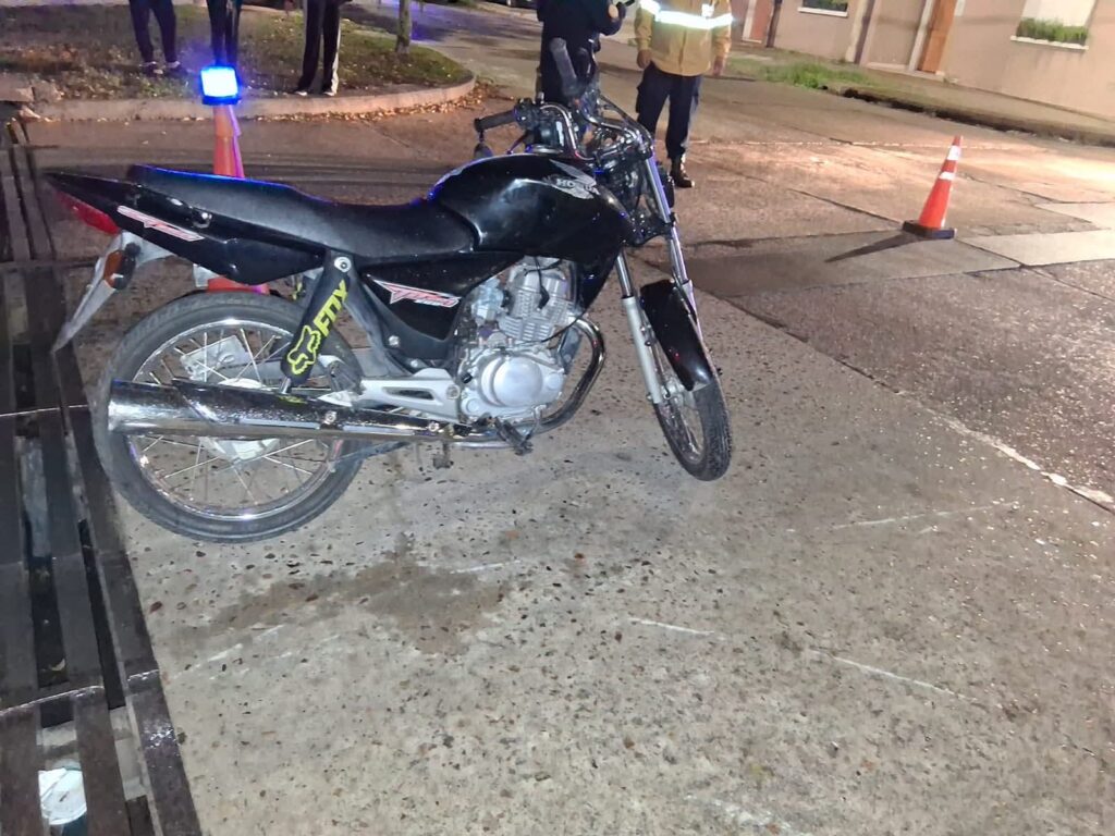 Un choque entre un auto y una moto en Paraná. Foto: BVP.