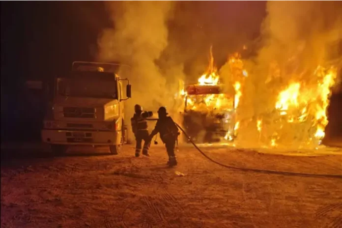 Incendio de camiones sobre la ruta 42. Foto: Bomberos Voluntarios de Concepción del Uruguay.