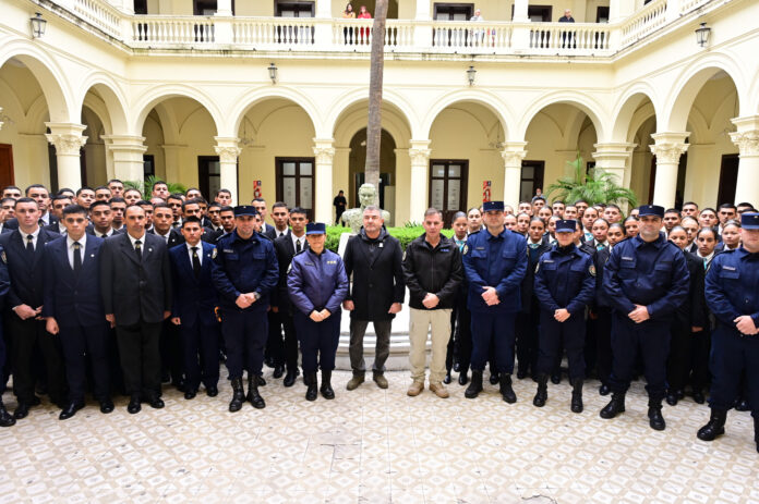 En el marco de su formación profesional futuros oficiales de policía recorrieron la Casa de Gobierno