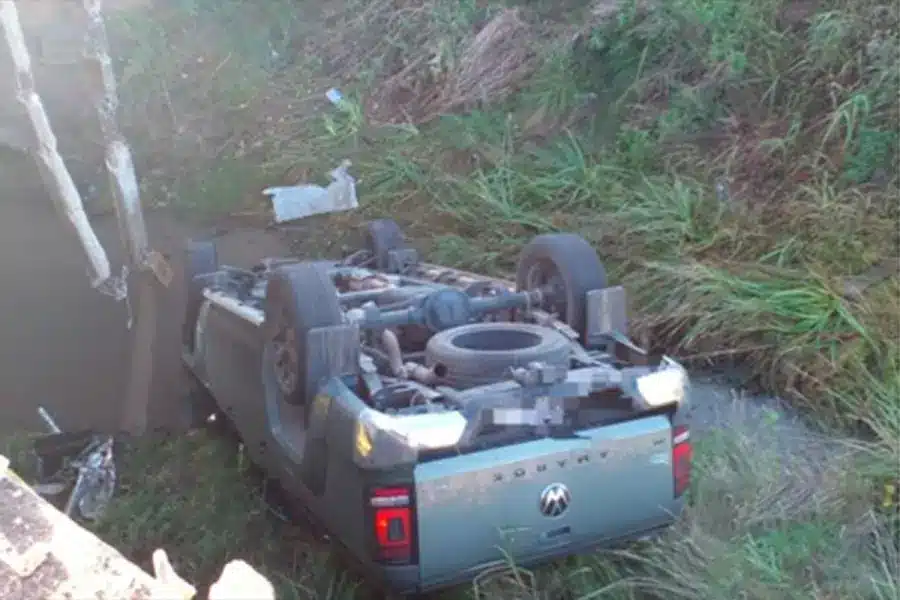 Conductor cayó con su camioneta desde un puente en Ruta 130 tras despistar. Foto: (PER).