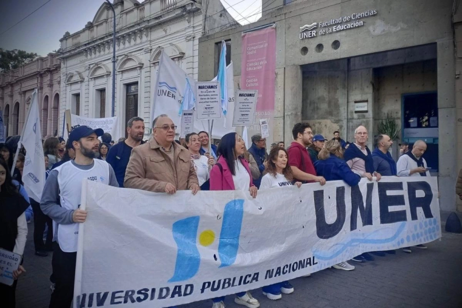 Multitudinaria marcha en Paraná en defensa de la universidad pública. Foto: (SP).