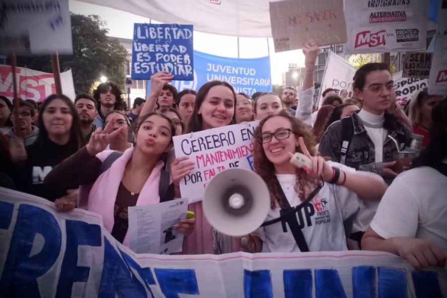 Multitudinaria marcha en Paraná en defensa de la universidad pública. Foto: (SP).