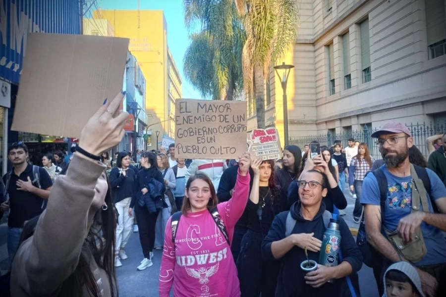 Multitudinaria marcha en Paraná en defensa de la universidad pública. Foto: (SP).
