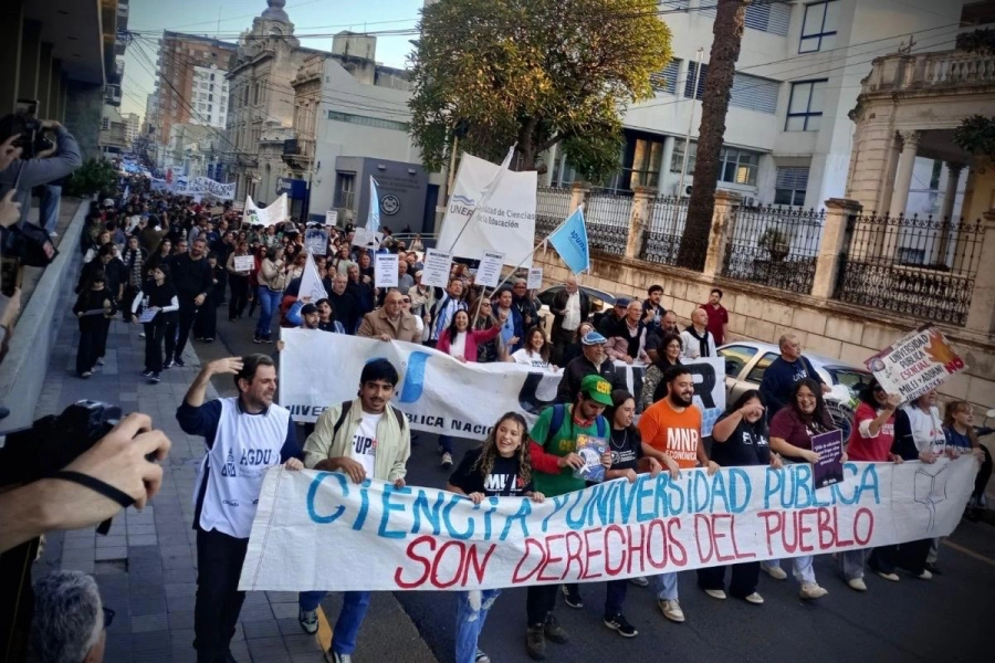 Multitudinaria marcha en Paraná en defensa de la universidad pública. Foto: (SP).