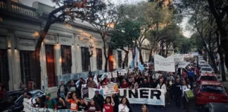 Multitudinaria marcha en Paraná en defensa de la universidad pública. Foto: (SP).