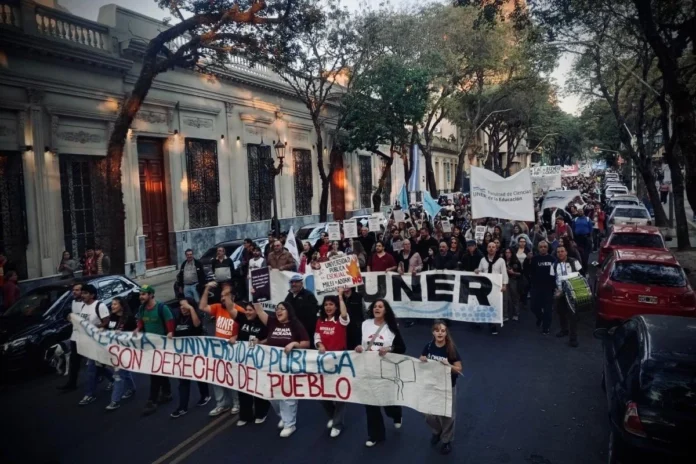 Multitudinaria marcha en Paraná en defensa de la universidad pública. Foto: (SP).
