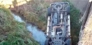 Conductor cayó con su camioneta desde un puente en Ruta 130 tras despistar. Foto: (PER).