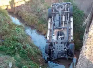 Conductor cayó con su camioneta desde un puente en Ruta 130 tras despistar. Foto: (PER).