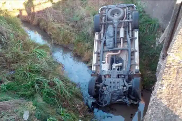 Conductor cayó con su camioneta desde un puente en Ruta 130 tras despistar. Foto: (PER).
