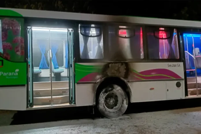 Se incendió un colectivo urbano en Paraná.