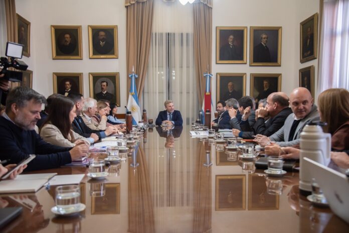 El gobierno provincial interviene para destrabar el conflicto laboral.1 El gobierno provincial interviene para destrabar el conflicto laboral.