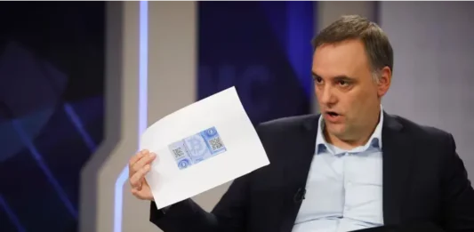 Adorni presentó finalmente su DD.JJ. Foto: La Nación