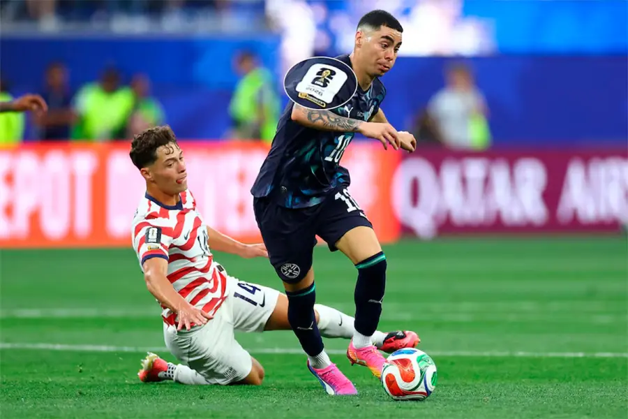 Almirón también lució un parche tras debutar en un Mundial con Paraguay