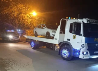 Secuestraron un auto y celulares en la causa por el presunto ataque a un colectivo urbano en Paraná Auto secuestrado por el presunto ataque a un colectivo.
