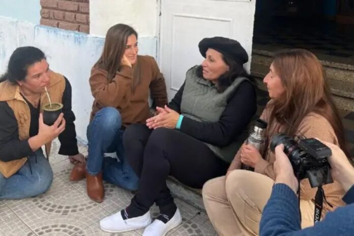 Soledad Pastorutti volvió a Victoria y emocionó al Club Sarmiento.