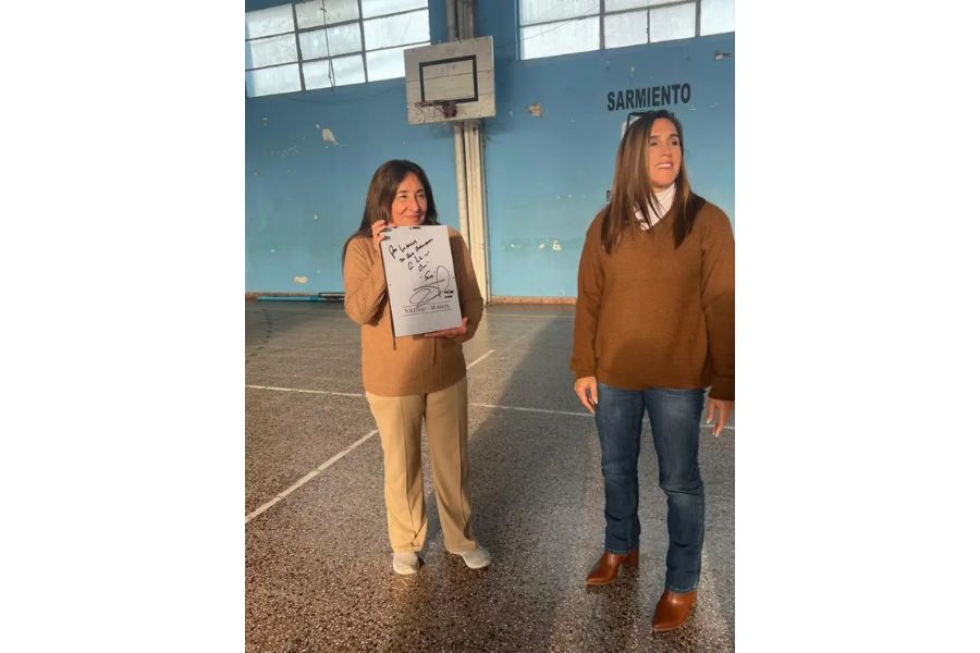 Soledad Pastorutti volvió a Victoria y emocionó al Club Sarmiento.