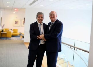 Luis Caputo junto al presidente del BID, Ilan Goldfajn. Foto: Redes (@LuisCaputoAR)