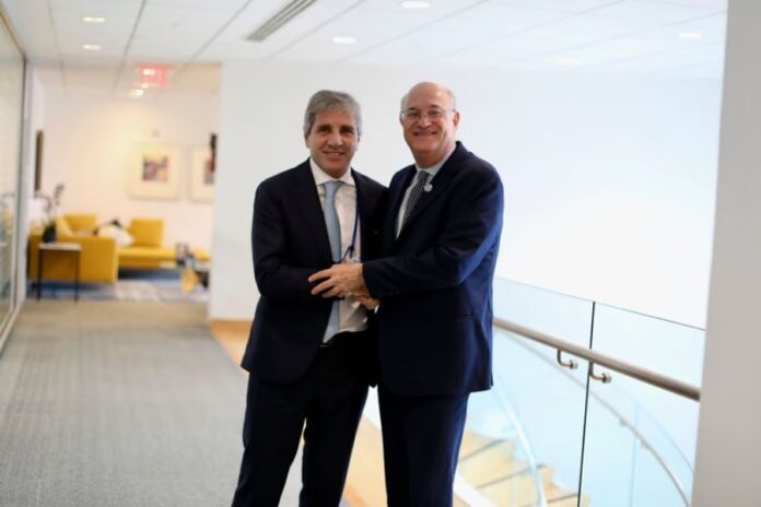 Luis Caputo junto al presidente del BID, Ilan Goldfajn. Foto: Redes (@LuisCaputoAR)
