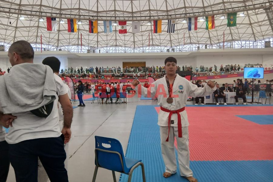 Taekwondistas de Colonia Avellaneda en el Campeonato Sudamericano de Perú.