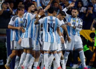Argentina goleó 3-0 a Islandia.