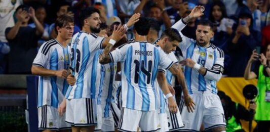Argentina goleó 3-0 a Islandia.