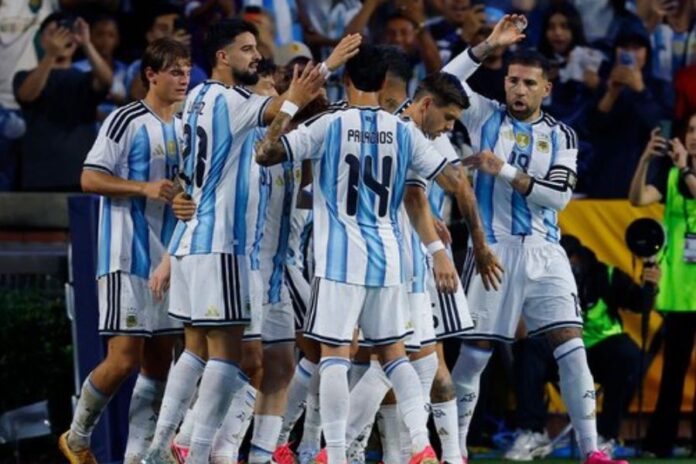 Argentina goleó 3-0 a Islandia.