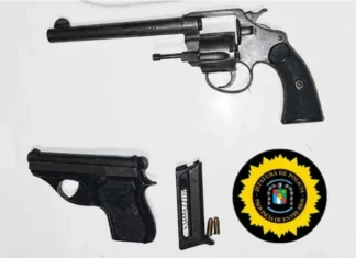 Detuvieron en San Benito a dos hombres que vendían armas de fuego a través de grupos de WhatsApp Las armas secuestradas que estaban siendo vendidas. Foto: PER.