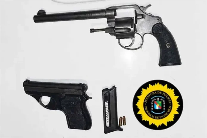 Las armas secuestradas que estaban siendo vendidas. Foto: PER.
