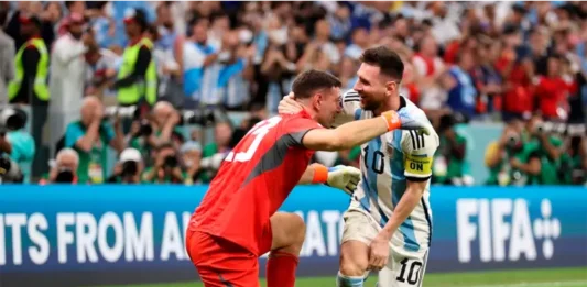 Lionel Messi y Dibu Martínez
