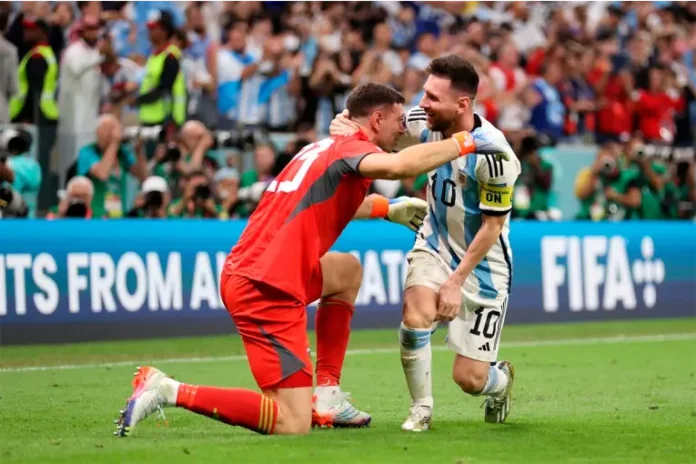 Lionel Messi y Dibu Martínez