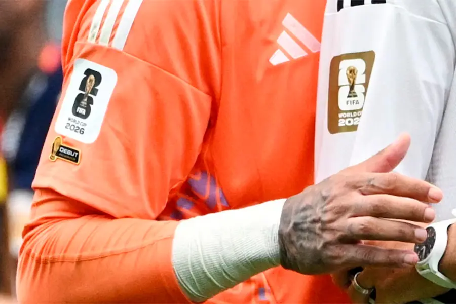 Los campeones del Mundo llevan un parche especial, al igual que los futbolistas debutantes en la competencia