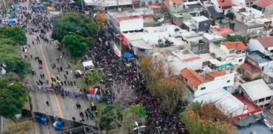 Despedida del Indio Solari: miles de fanáticos llegaron a Avellaneda. Foto: (TN).