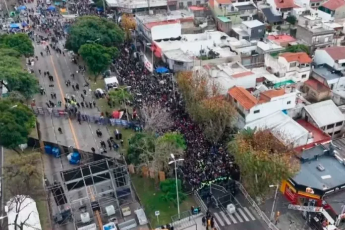 Despedida del Indio Solari: miles de fanáticos llegaron a Avellaneda. Foto: (TN). Despedida del Indio Solari: miles de fanáticos llegaron a Avellaneda. Foto: (TN).