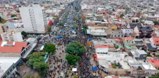 Una multitud despide al Indio Solari en Avellaneda. Foto: (NA).