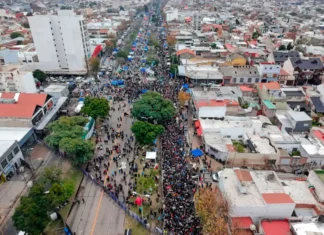 Una multitud despide al Indio Solari en Avellaneda: kilómetros de filas y una histórica muestra de cariño Una multitud despide al Indio Solari en Avellaneda. Foto: (NA).