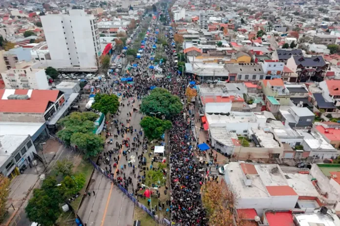 Una multitud despide al Indio Solari en Avellaneda. Foto: (NA).
