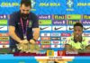 El jefe de prensa de Brasil “tira” un gato durante una conferencia de Vinicius en 2022.