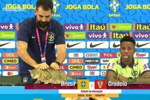 El jefe de prensa de Brasil “tira” un gato durante una conferencia de Vinicius en 2022.