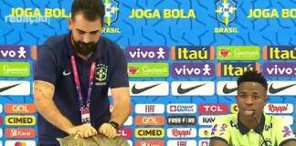 El jefe de prensa de Brasil “tira” un gato durante una conferencia de Vinicius en 2022.