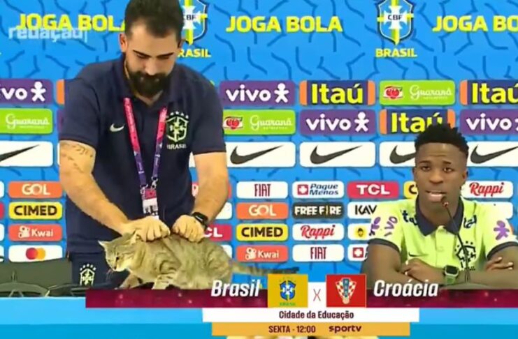 El jefe de prensa de Brasil “tira” un gato durante una conferencia de Vinicius en 2022.