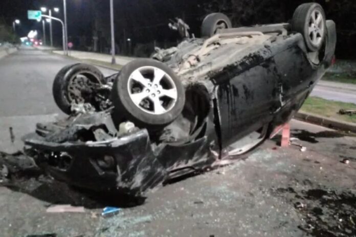 Grave vuelco en el Acceso Sur de Paraná. Grave vuelco en el Acceso Sur de Paraná.