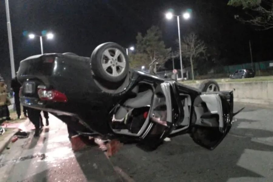 Grave vuelco en el Acceso Sur de Paraná.