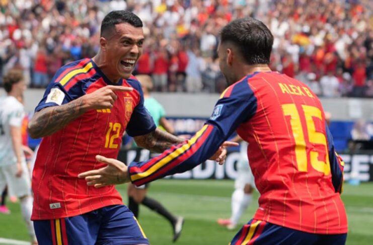 Pedro Porro festeja su gol con Alex Baena. Foto: NA (Xinhua).