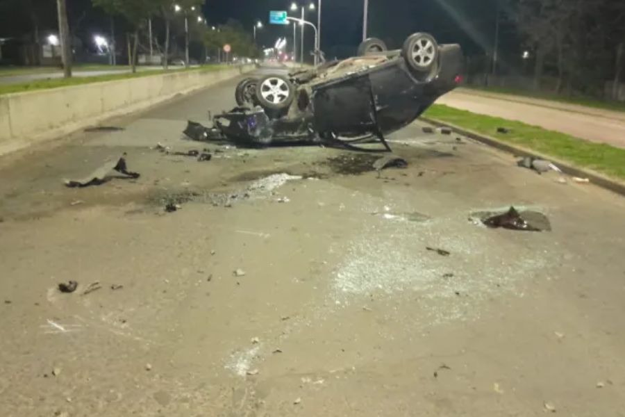 Grave vuelco en el Acceso Sur de Paraná.