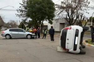 Violento choque y vuelco en Crespo.