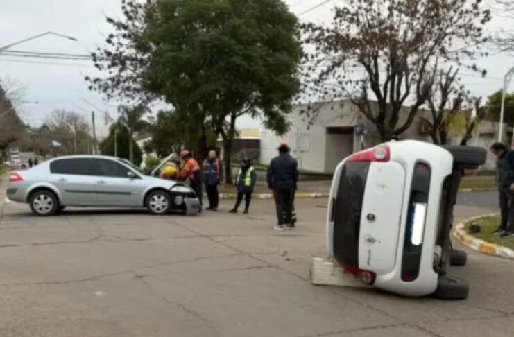 Violento choque y vuelco en Crespo.