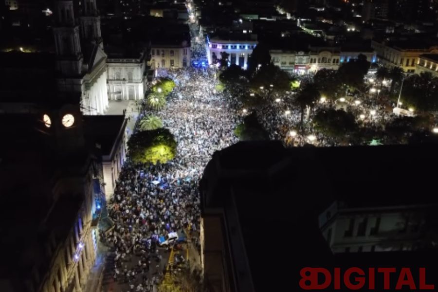 Miles de hinchas festejaron la clasificación de Argentina en Paraná. Foto: @rodrigocastillo990