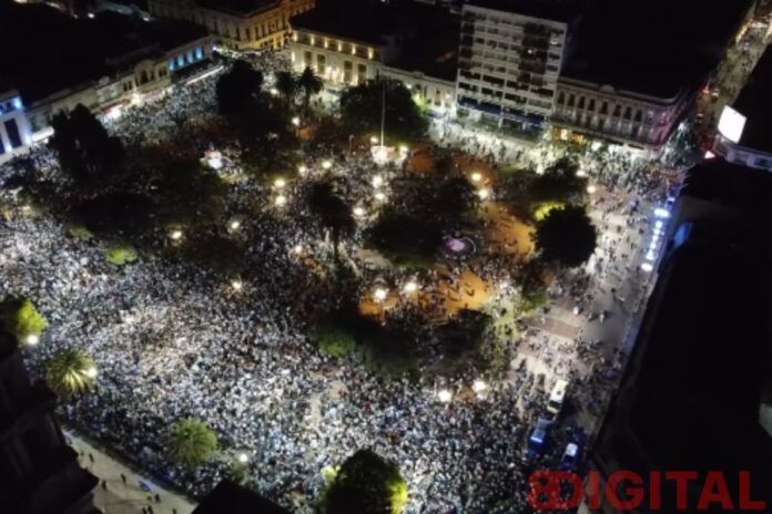 Miles de hinchas festejaron la clasificación de Argentina en Paraná. Foto: @rodrigocastillo990
