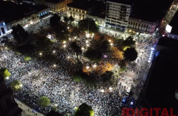 Miles de hinchas festejaron la clasificación de Argentina en Paraná. Foto: @rodrigocastillo990