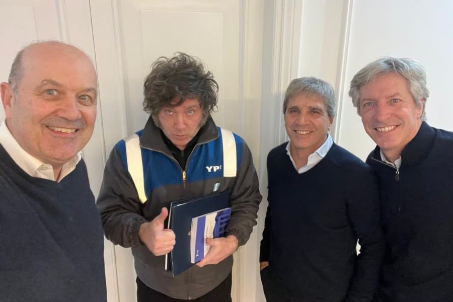 Javier Milei trabajó en el paquete de reformas junto a Federico Sturzenegger, Luis Caputo y Santiago Bausili. (Foto: X @JMilei)